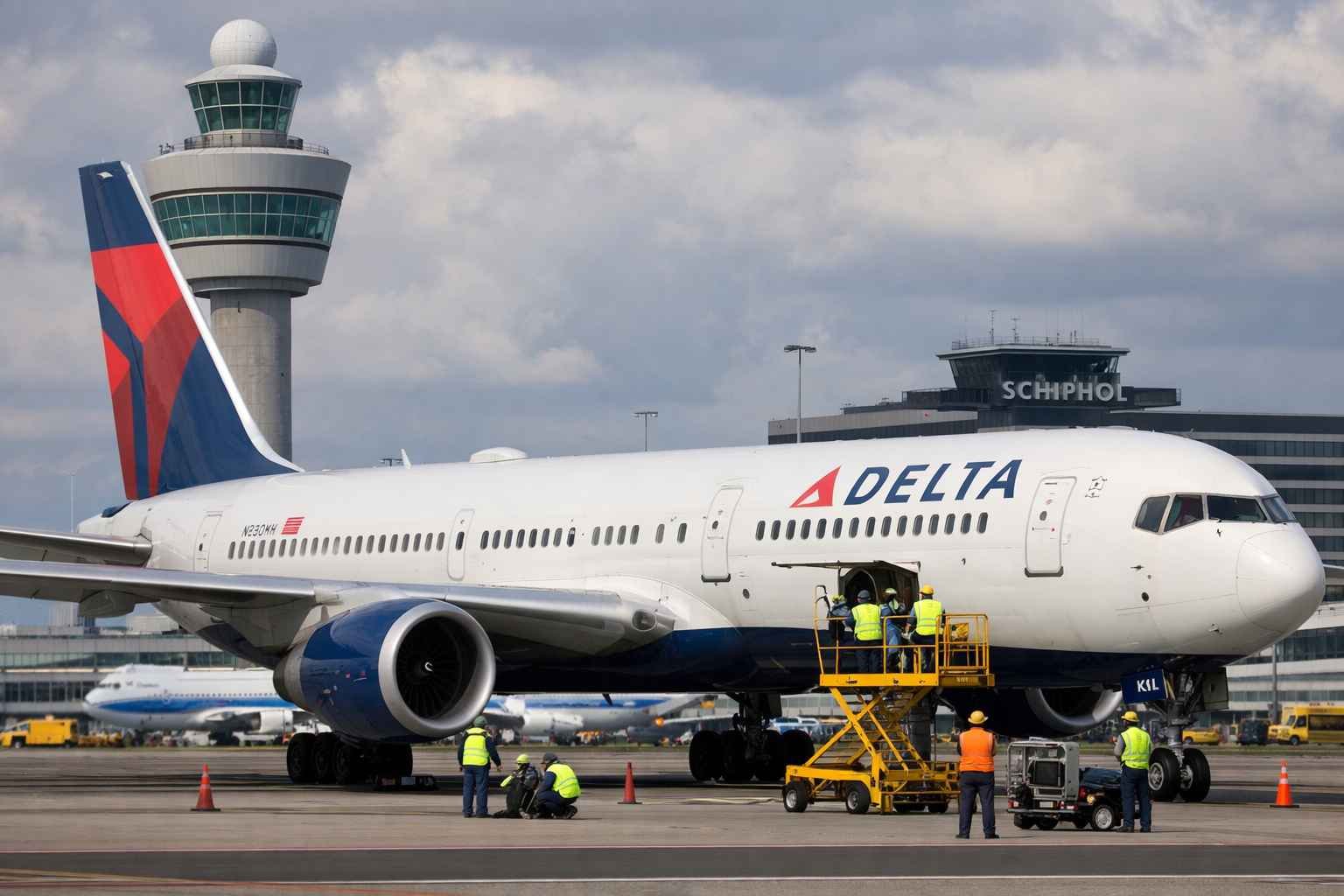 delta dl139 venice atlanta diversion amsterdam